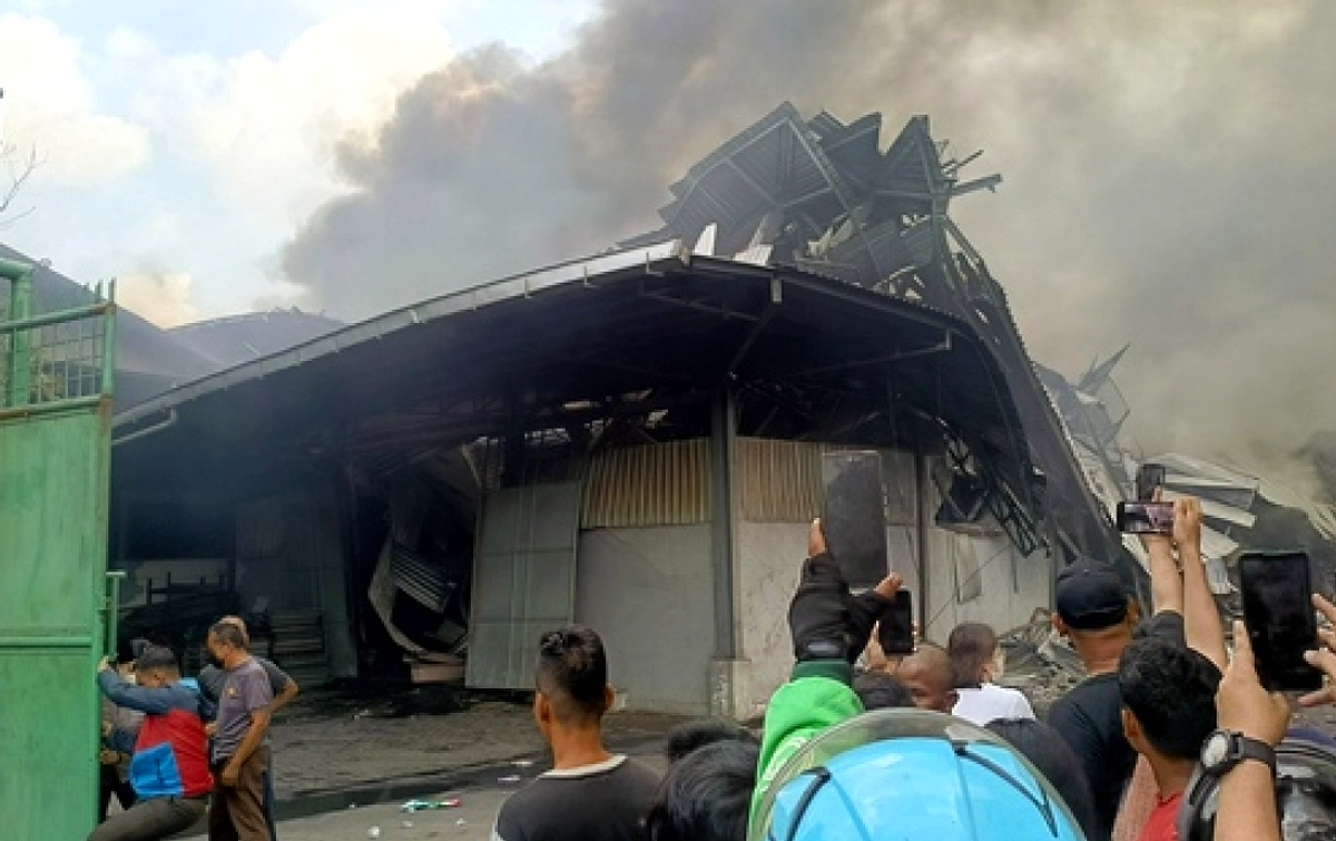 11 Keluarga Mengungsi Akibat Kebakaran Pabrik Mainan di Medan