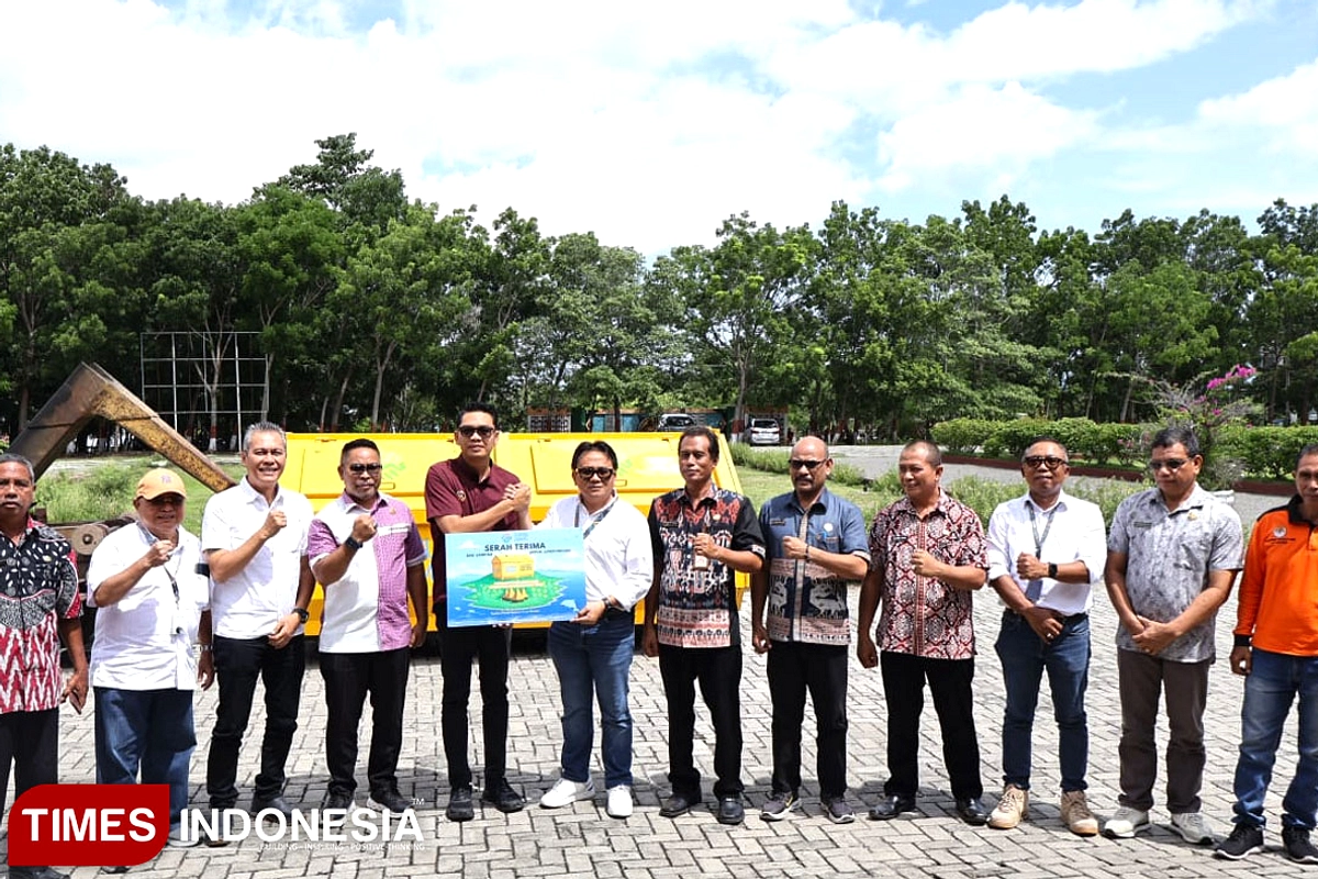 20 Petugas Menjaga Kebersihan Taman Candra Bhuana Karangasem