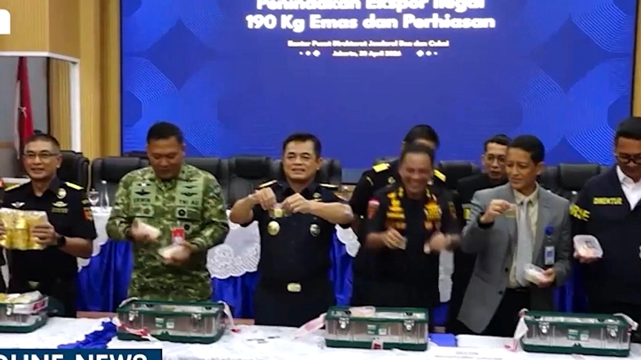 30 Keping Emas 22 Kg Disita, 2 WN China Ditahan