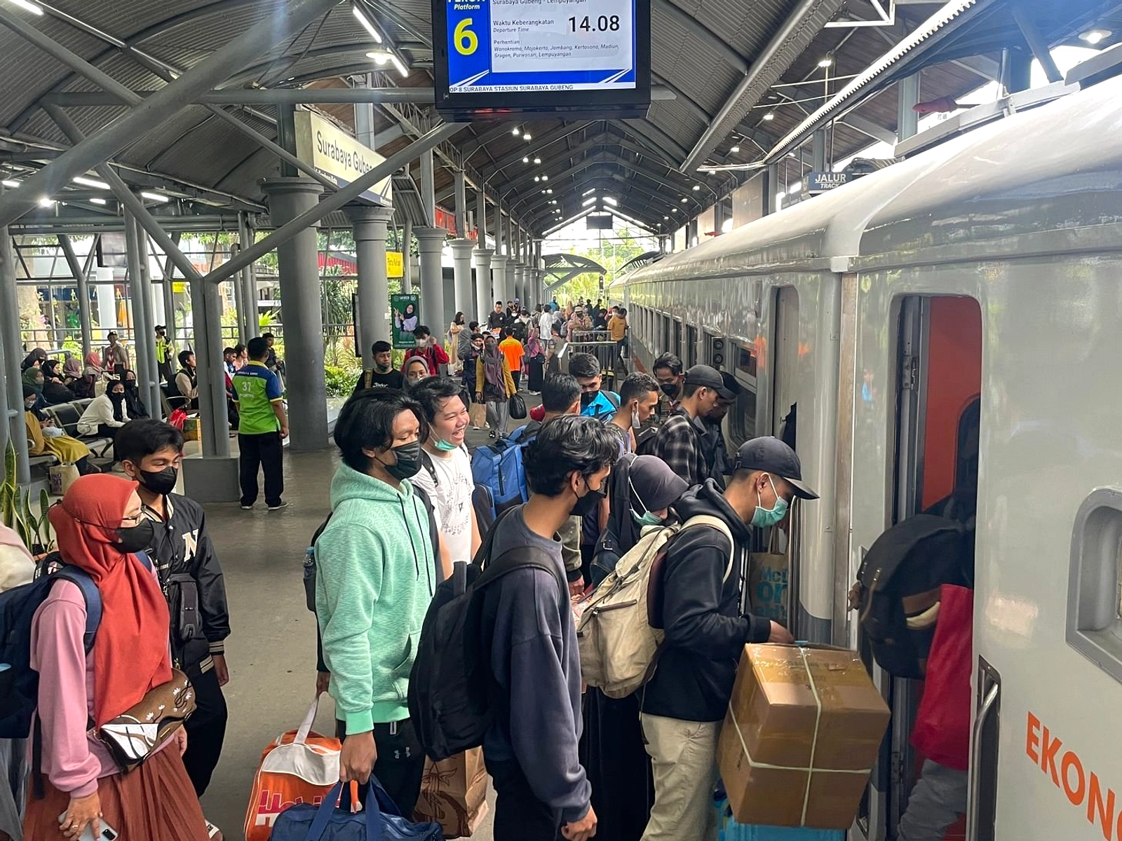 36.888 Penumpang Gubeng, Pasarturi, Malang di Surabaya