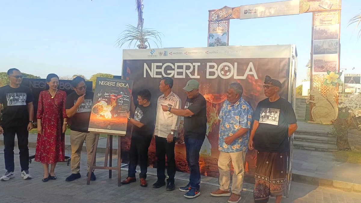 37 Jurnalis Foto Antara Pamerkan 'Negeri Bola' di Nusa Dua