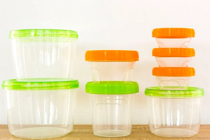 5 Makanan Beresiko: Jangan Simpan di Wadah Plastik Tertutup