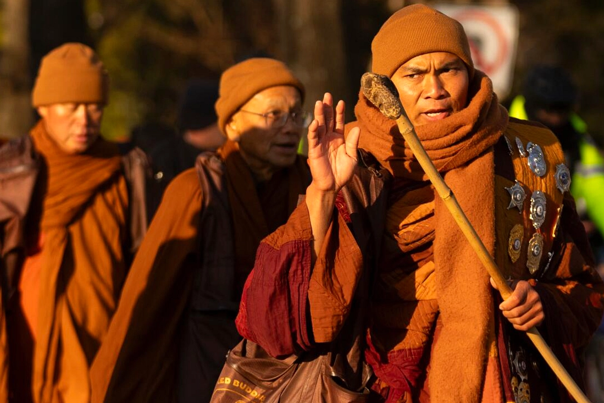 50 Bhikkhu Tiba di Bandara Bali, Mulai Walk for Peace