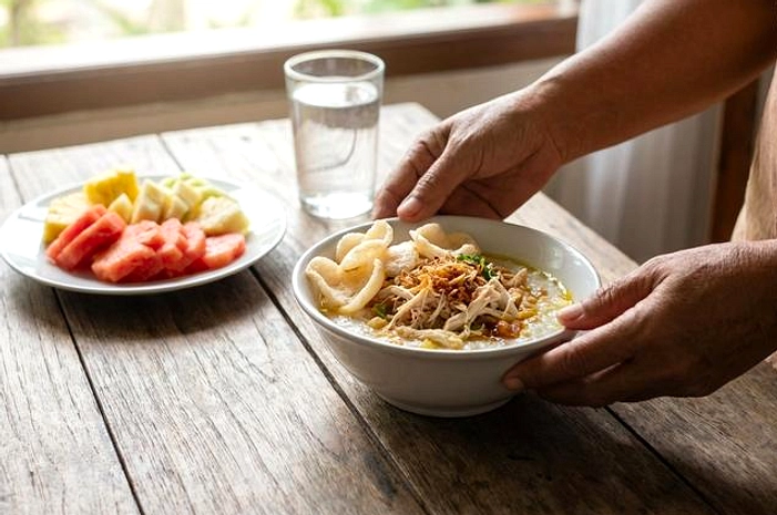 7 Makanan Atasi Wajah Bengkak Tanpa Diet Ekstrem