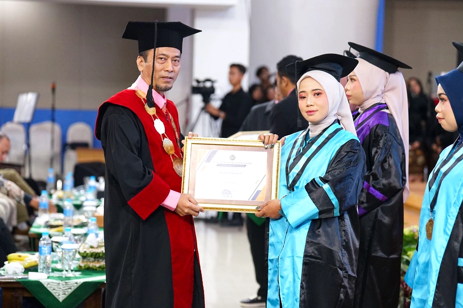 71 Tahun, Yulfiati Ardini Wisuda Universitas Mercubaktijaya
