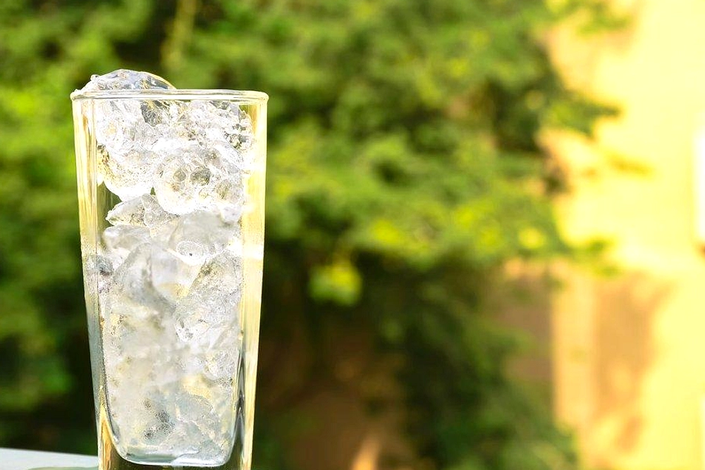 Ahli Kesehatan Peringatkan Risiko Minum Air Dingin di Bawah