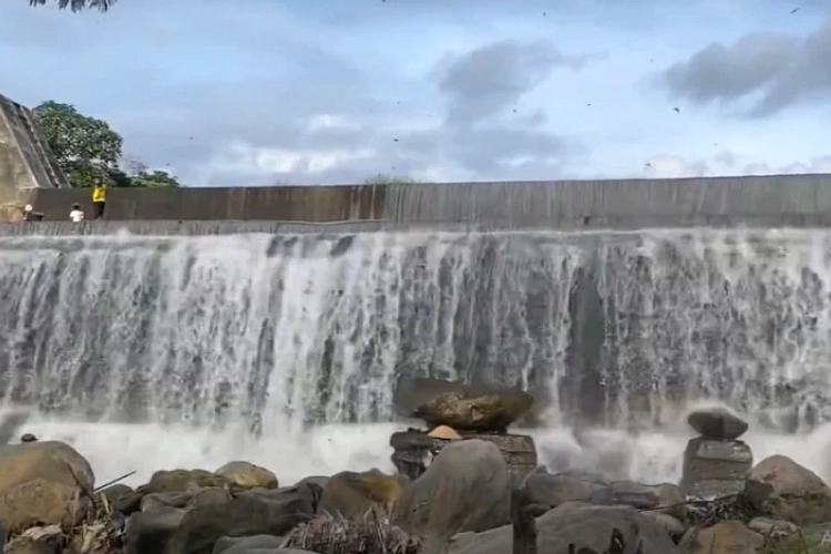 Air Terjun Watu Nganten: Pesona Alam dan Legenda Cinta