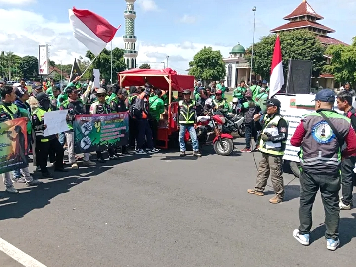 Aksi Ojol di Medan Tuntut Potongan Tarif 8 Persen