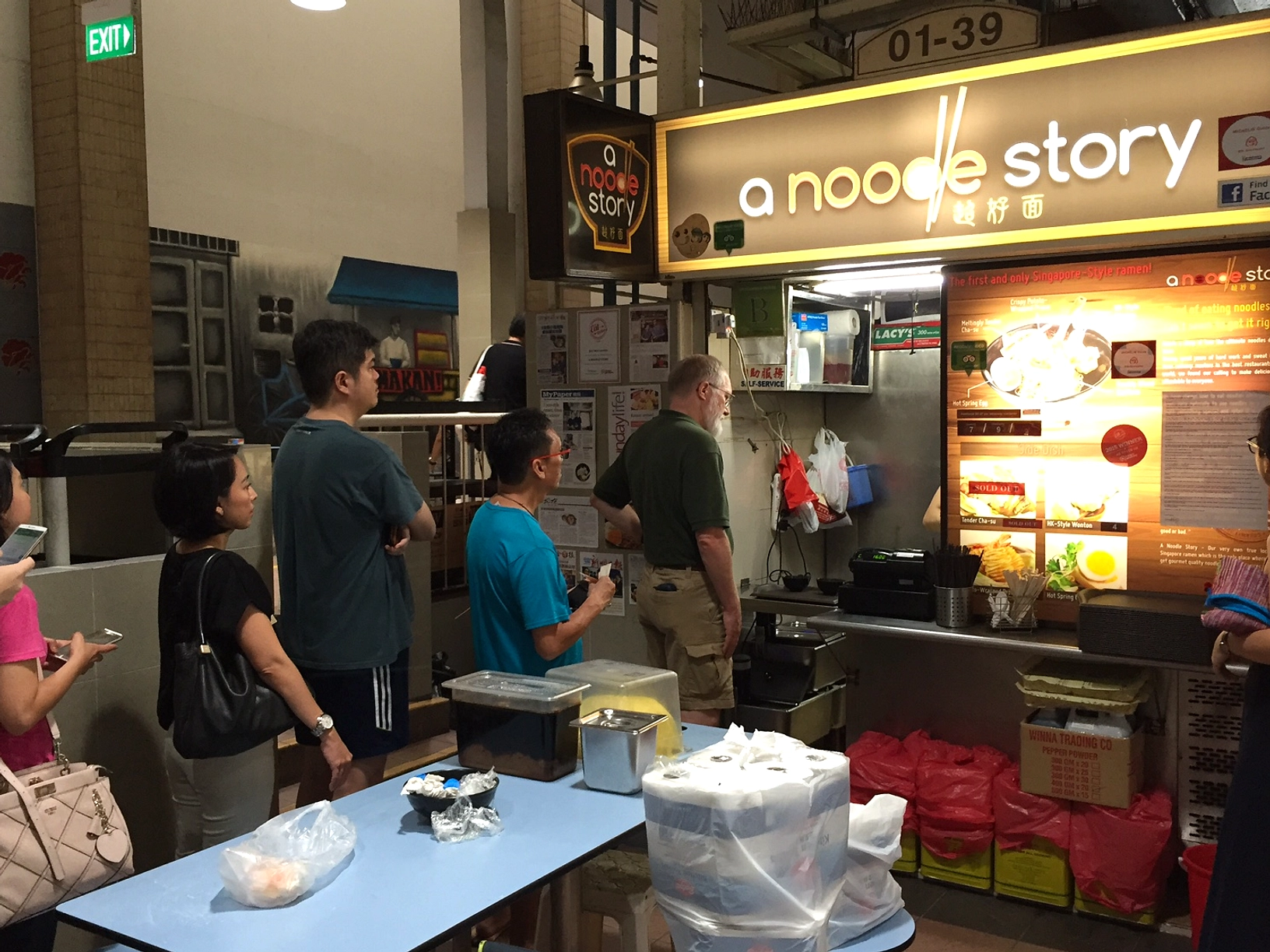 Amy Lyons Jelajahi Makanan Lokal Singapura lewat Sopir Taxis