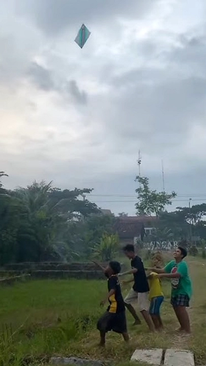 Anak-Anak Ciamis Berburu Layangan Putus, Lebih Seru dari Gawai