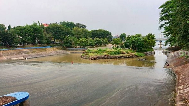 Anak-anak Nekat Seluncur di Bendung Semarang