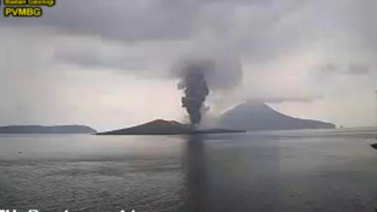 Anak Krakatau Erupsi, Abu Vulkanik 100 Meter ke Langit