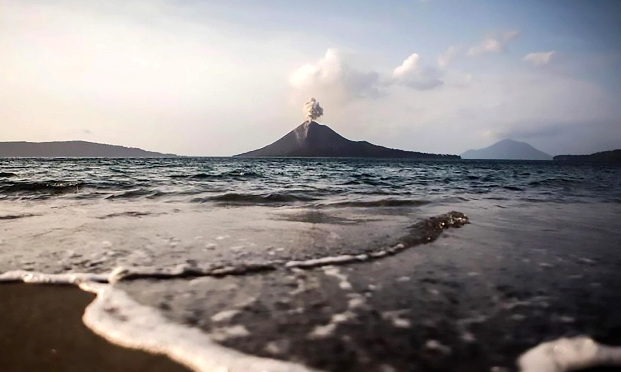 Anak Krakatau Erupsi Tujuh Kali, Abu Capai 407 Meter