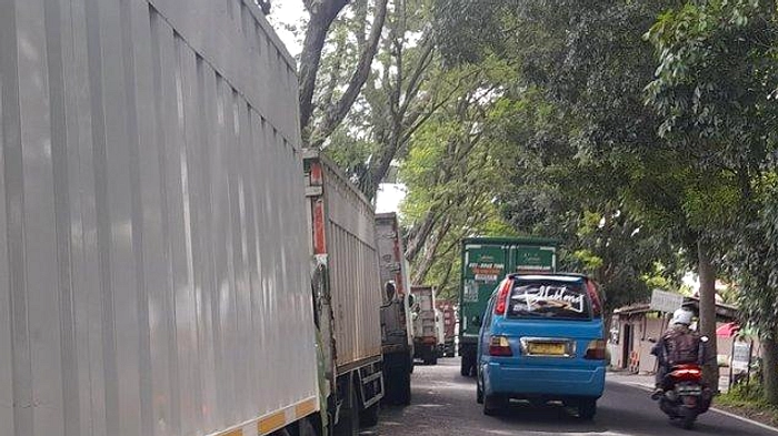 Antrean Panjang di SPBU Paleteang, Penundaan Tanker BBM