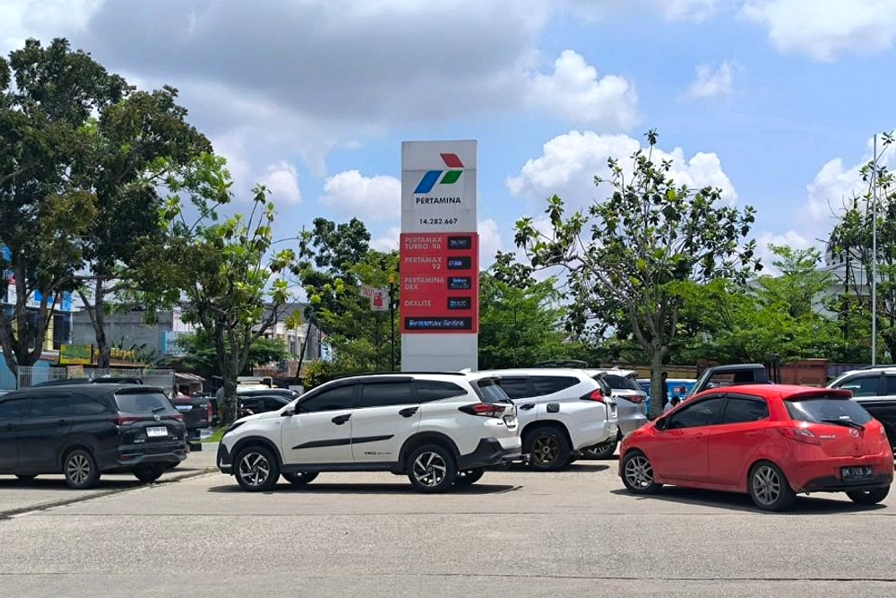 Antrean Solar Pekanbaru, Sopir Menginap Demi Isi BBM