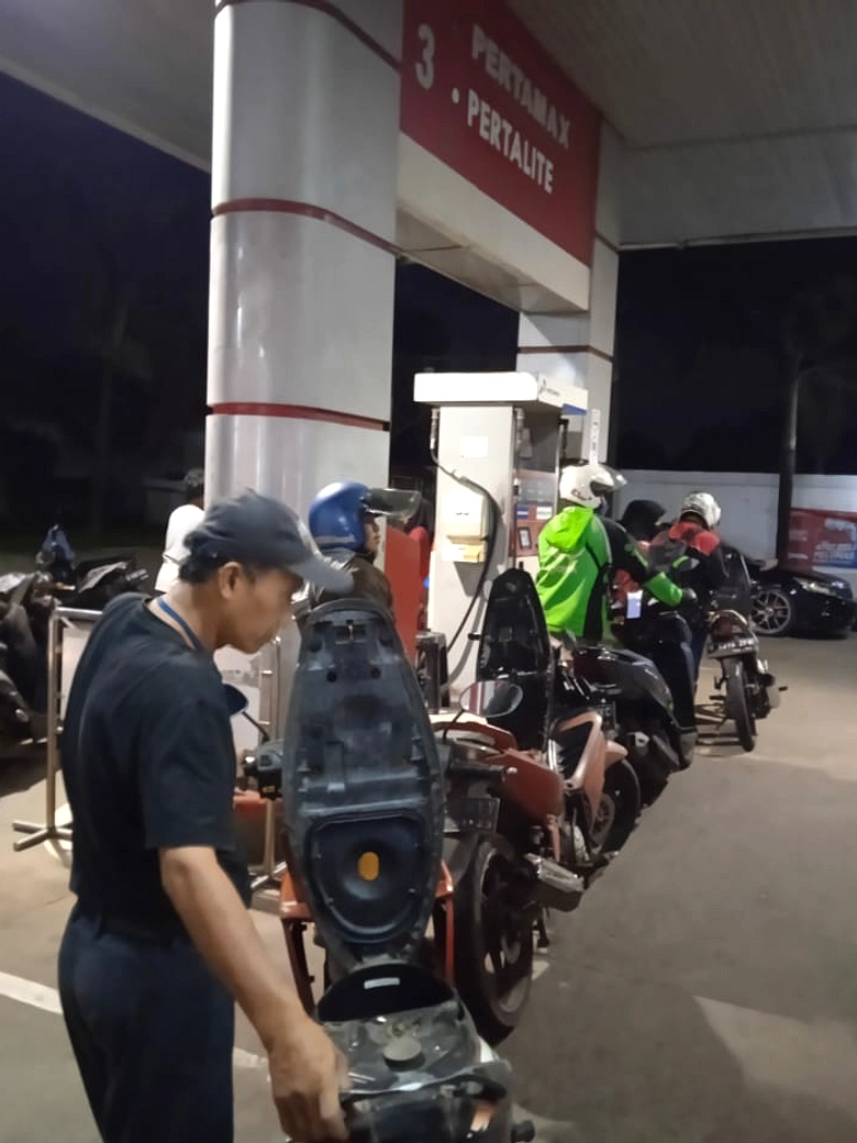 Antrian 1 km di SPBU Massemba, Mudik & Kekhawatiran BBM