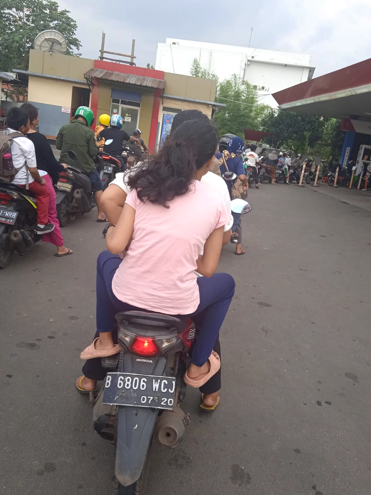 Antrian 1 km SPBU Polewali Mandar, Pertamax Kosong Sampai