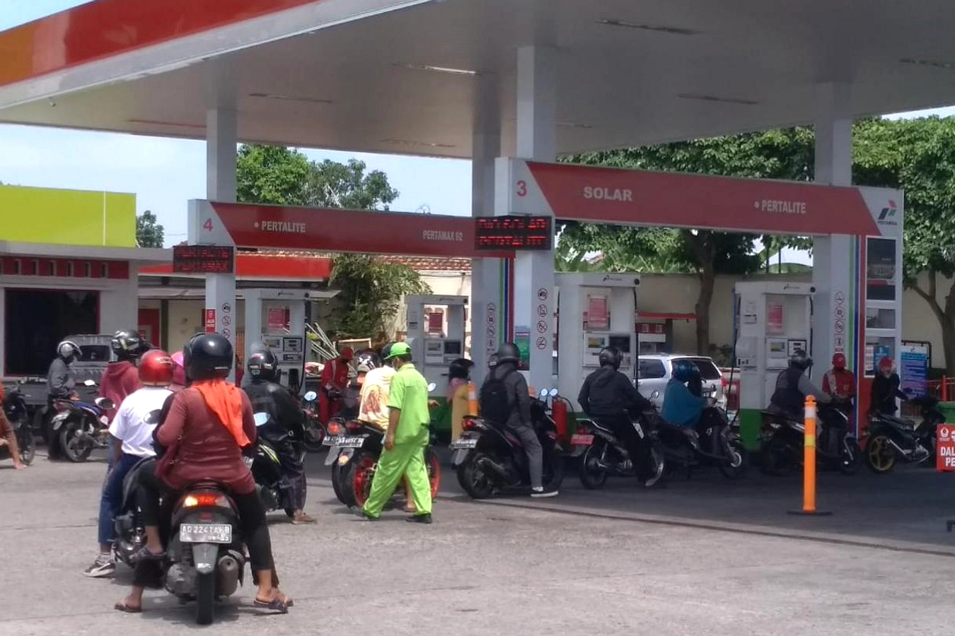 Antrian BBM 50m di SPBU Dannuang Membuat Kemacetan 100m