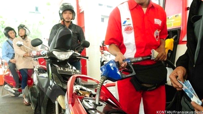 Antrian Panjang SPBU Jember karena Khawatir Naik Harga BBM