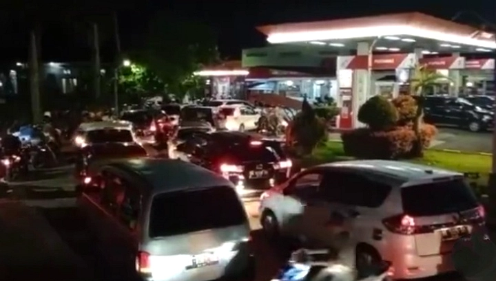 Antrian Panjang SPBU Surabaya Sebelum Naiknya BBM 01 April