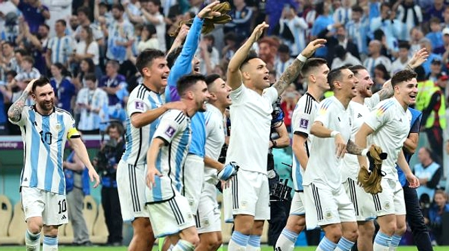 Argentina Kalahkan Aljazair 3-0, Messi Pimpin Piala Dunia