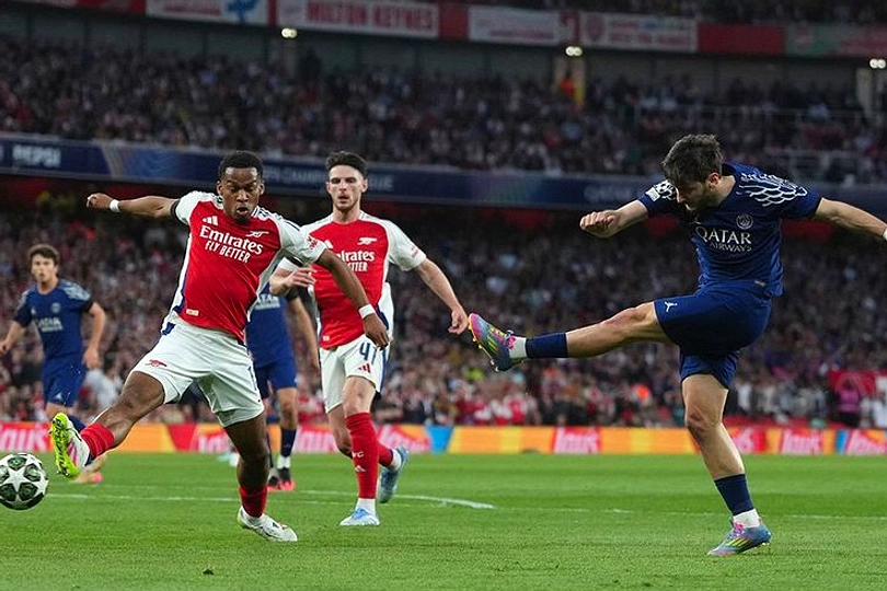 Arsenal di Puncak Liga, Menantang Kritik & Final CL