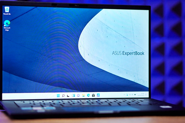 Asus ExpertBook Ultra: Laptop Tipis Prosesor Panther Lake