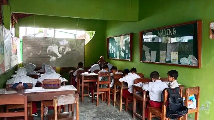 Atap SD Ambrol, Siswa Belajar Bergantian di Musala