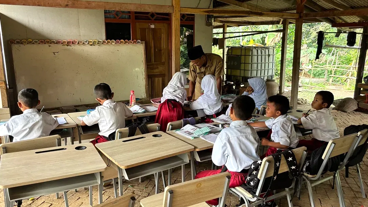 Atap Sekolah Ambruk, Murid Belajar di Bawah Ancaman