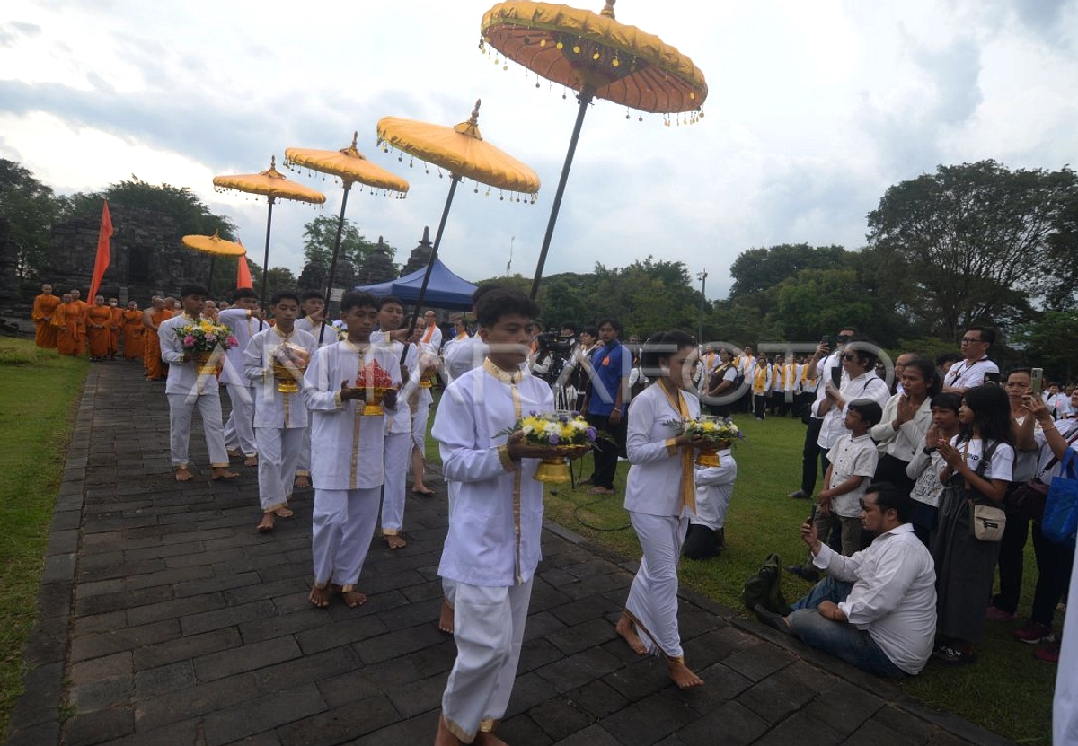 Atthami Puja di Candi Sanggrahan: Umat Buddha Pencerahan