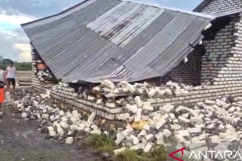 Badai di Dusun Pakong: Pohon Bambu Menabrak Atap Rumah