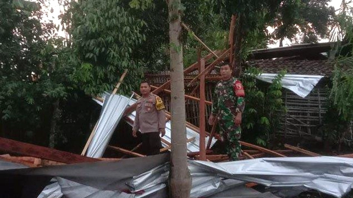Badai Hujan Besar di Kediri, Atap Rumah Hilang Tanpa Korban