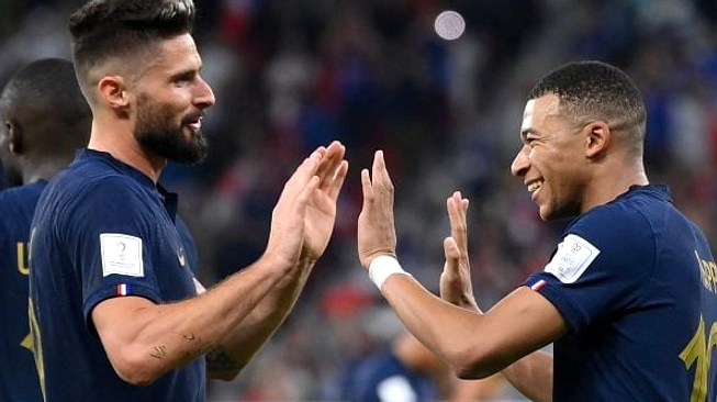 Badai Petir Tunda Laga, Dua Gol Mbappe Bawa Prancis Kalahkan Irak