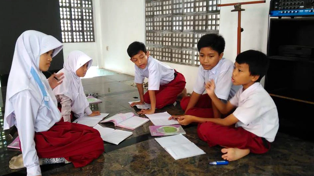 Badut Edukasi Warnai MPLS SD di Cimahi