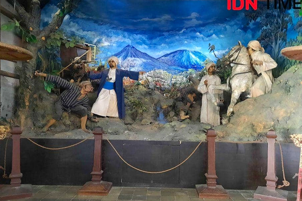 Baliho Gladak Tampilkan Fadli Zon, Tedjowulan, Gusti Moeng
