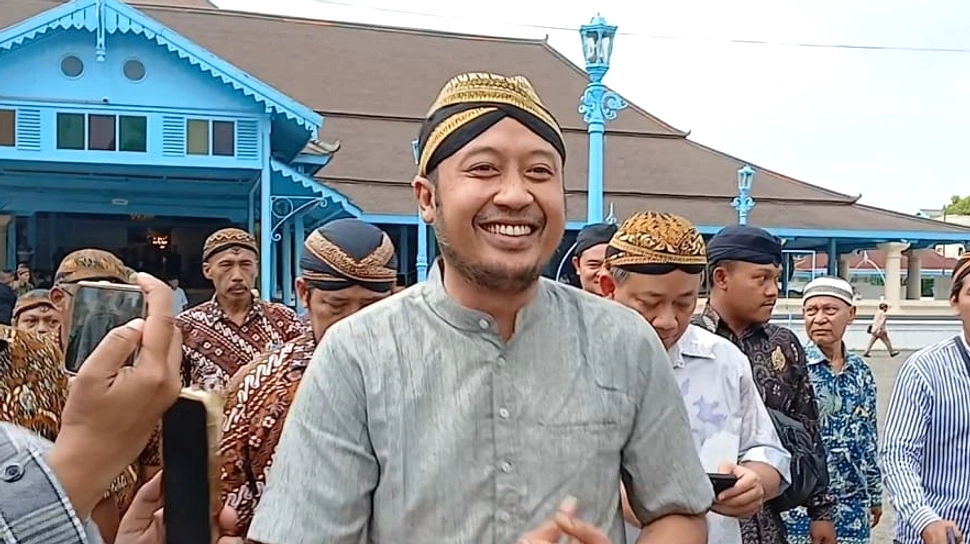 Baliho PB XIV di Gladag: Raja Baru dan Agenda Budaya