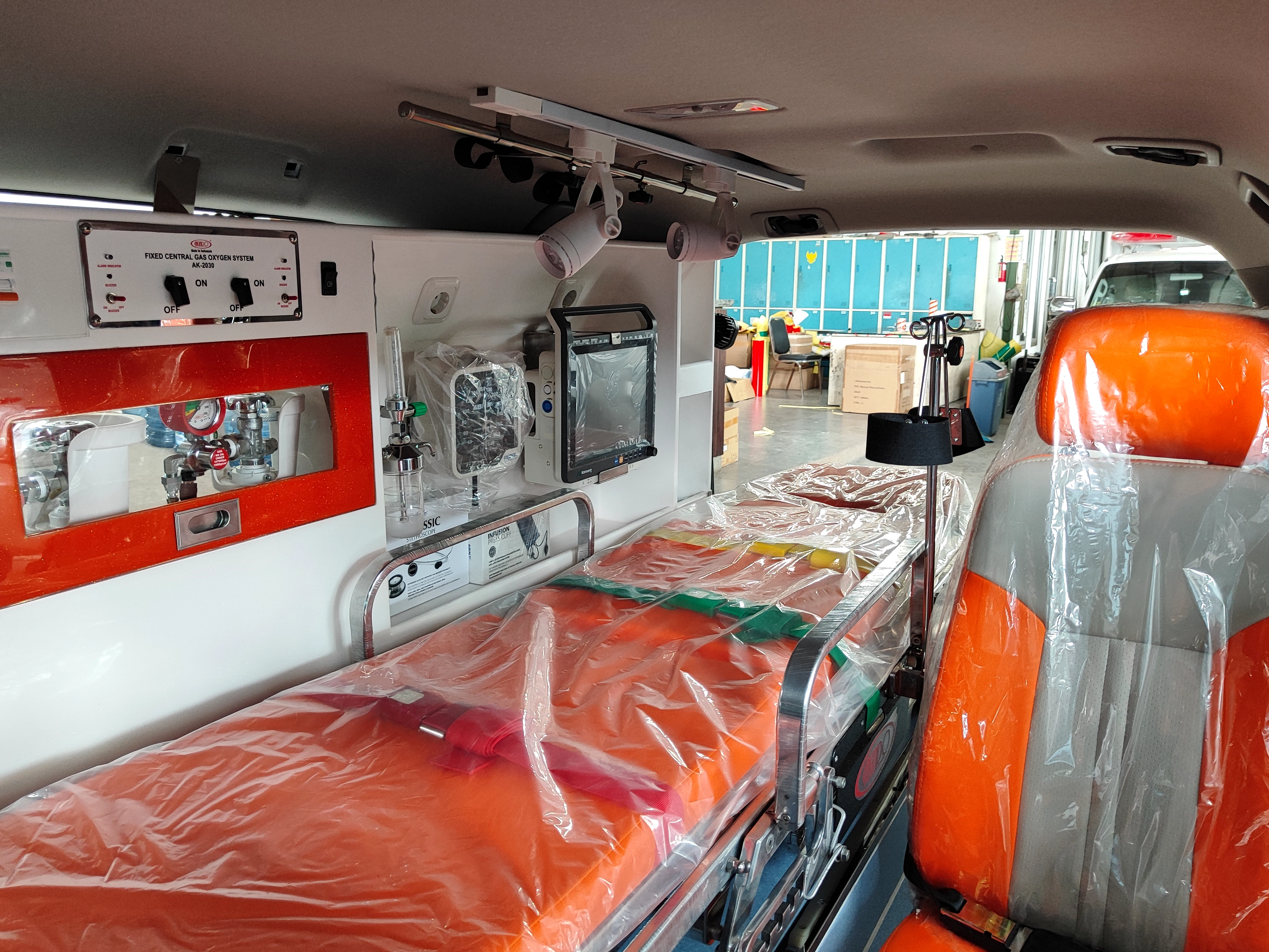 Banda Aceh Serahkan Ambulans Toyota Hiace di Posyandu