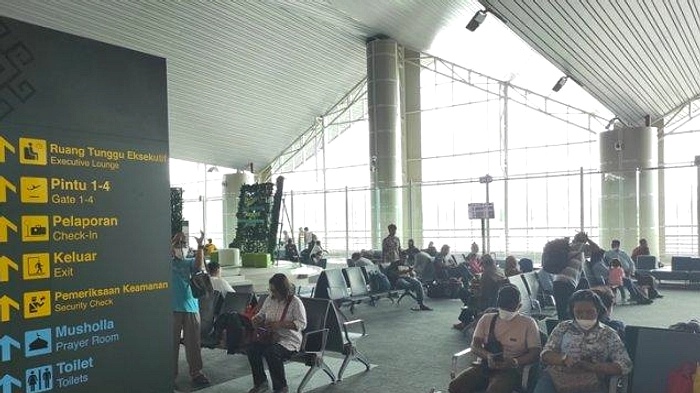 Bandara Sam Ratulangi: Dua Bahasa Manado & Inggris Indonesia