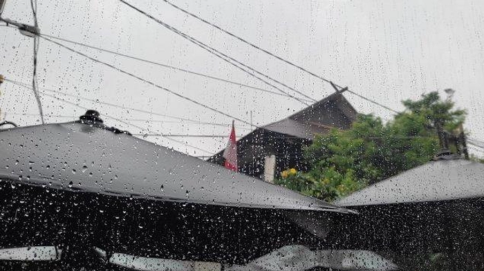 Bandung 30 Apr 2026: Hujan Ringan, 18–24°C, Kelembapan 90%