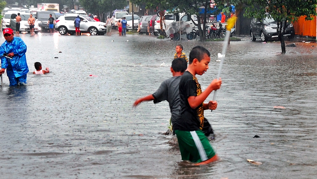 Bandung Hadapi Hujan Tak Terduga, Warga Siap Pakai Jas