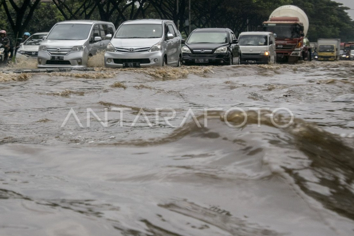 Banjir Bandung Gelar Runtuh Jalan, Sekolah Terpaksa Tutup