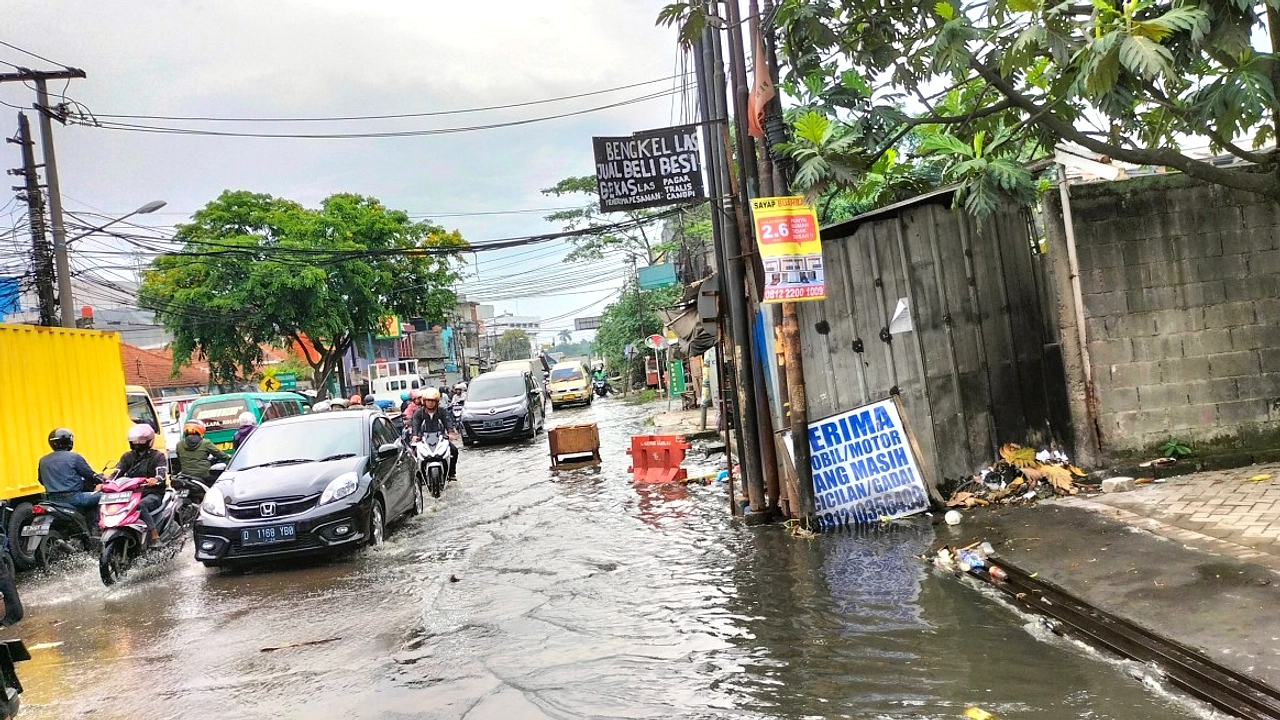 Banjir Dayeuhkolot: Air 1,6m Rendam Keluarga, Sekolah Tutup