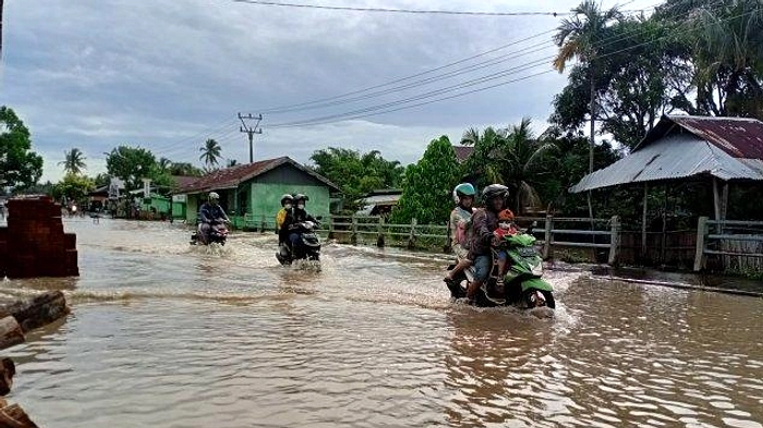 Banjir di Bengkulu Masih Menggenang, Jalan Rawamakmur Tertutup
