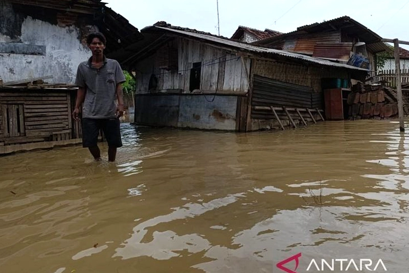 Banjir di Jakarta Menghentikan Lalu Lintas di Jalan Tol Utara