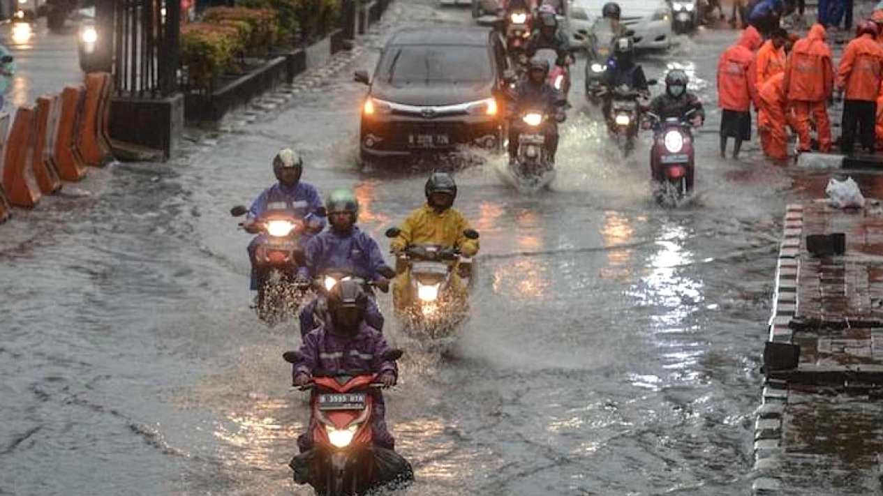 Banjir di Jalan Meteorologi: Kendaraan Terjebak Tinggi Paha