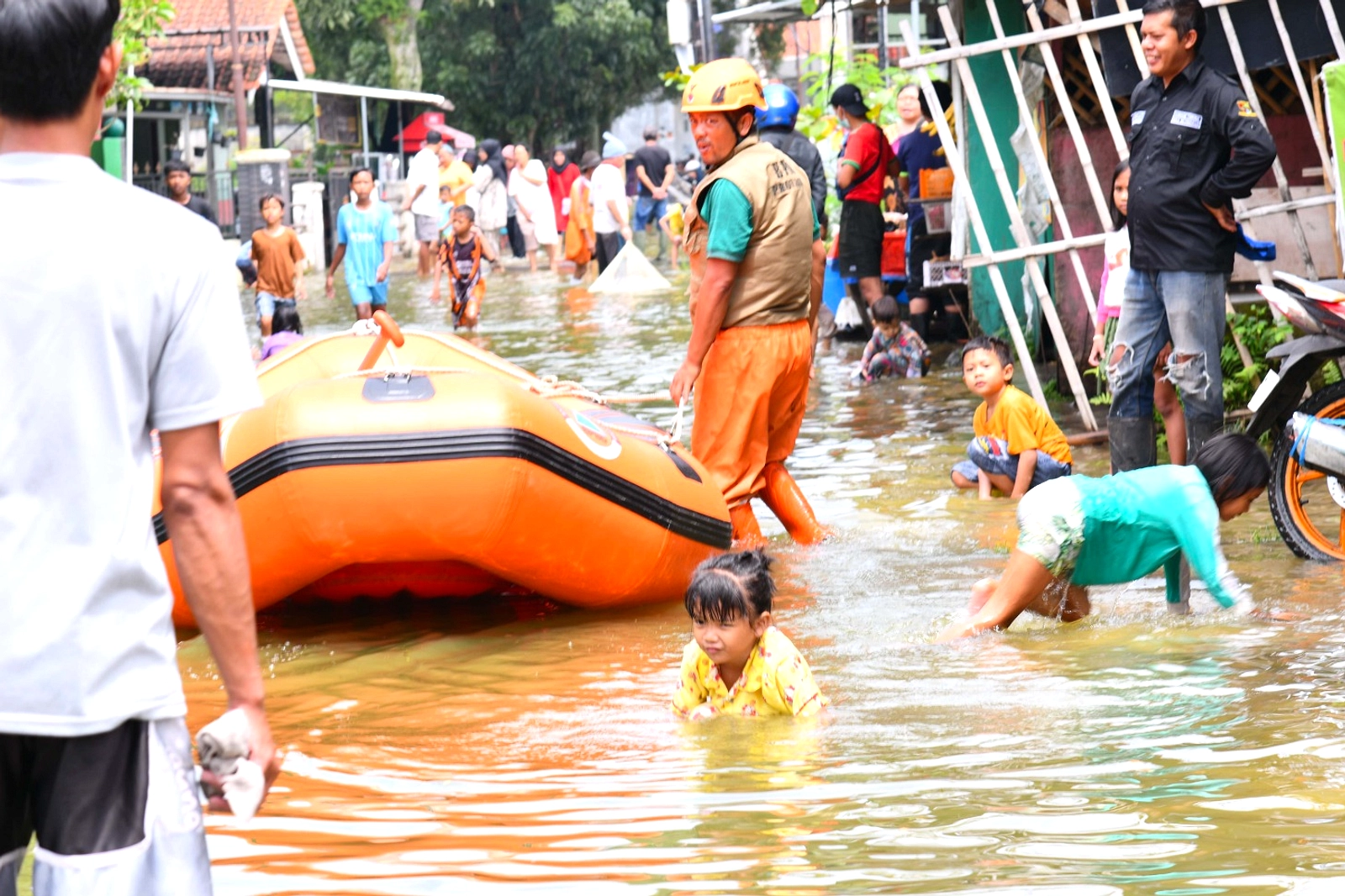 Banjir Jalan Cijapati, Bandung: Air Menyentuh Lutut, Terhenti