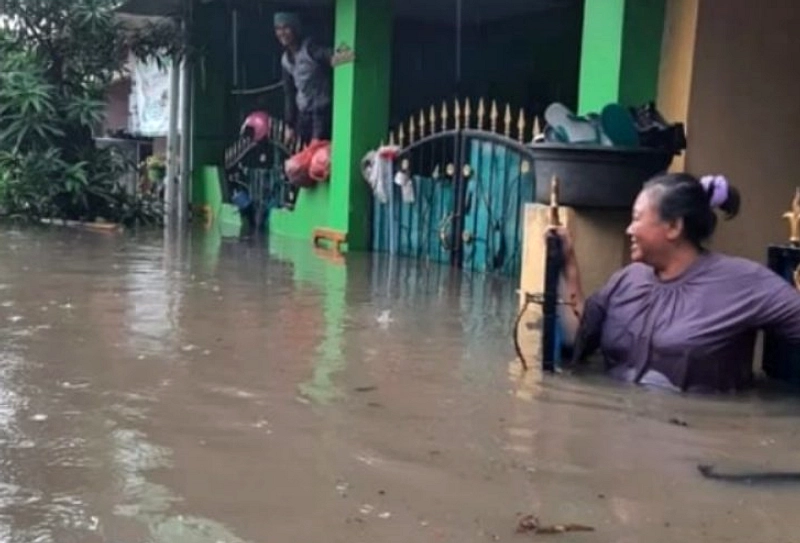 Banjir Kali Jenes Merendam RT 03, Solo, Ketinggian 140 cm