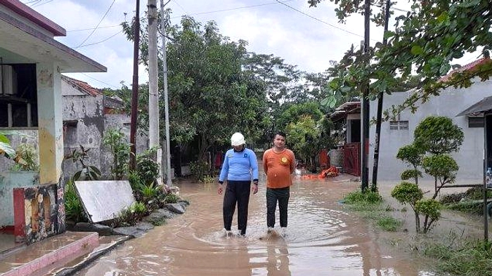Banjir Malam, Perumahan Dinar Indah, Warga ke Masjid