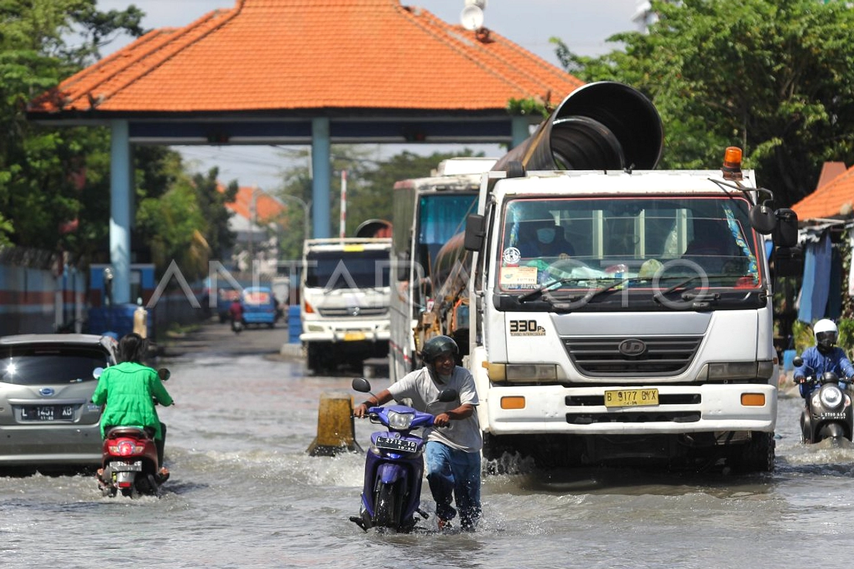 Banjir Rob 25 cm di Jalan Kalimas, Surabaya: Kendaraan Lambat