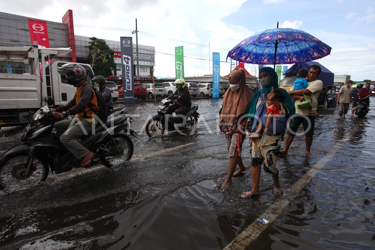 Banjir Rob Marmerendam Jalan Margomulyo, Lalu Lintas Lumpuh